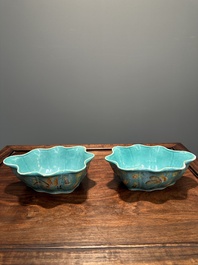 Een paar Chinese famille rose bladvormige kommen met vlinders op turquoise fondkleur, Jiaqing merk en periode