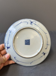 Une paire d'assiettes en porcelaine de Chine en bleu et blanc surd&eacute;cor&eacute; en Canton, une assiette aux gar&ccedil;ons jouant et une assiette ajour&eacute;e, 19&egrave;me
