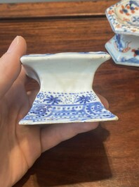 Een paar Chinese blauw-witte vazen en vier zoutvaten in blauw-wit, famille rose en Imari-stijl, Kangxi/Qianlong