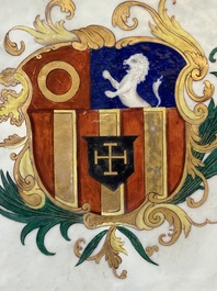 Un plat armori&eacute; et une assiette aux armes de De Heere pour le march&eacute; hollandais en porcelaine de Chine, Qianlong