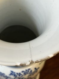Vase de forme 'gu' en porcelaine de Chine doucai &agrave; d&eacute;cor de coq, marque de Qianlong, 19&egrave;me