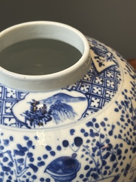 Een paar Chinese blauw-witte dekselvazen en drie potten, 19e eeuw