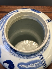 Vase en porcelaine de Chine en bleu et blanc &agrave; d&eacute;cor des 'Longues Dames', Kangxi