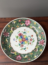 Plat en porcelaine de Chine famille rose &agrave; d&eacute;cor floral, Qianlong