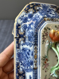 Une soupi&egrave;re couverte sur son support en porcelaine de Chine famille rose &agrave; d&eacute;cor mandarin et une th&eacute;i&egrave;re couverte, Qianlong
