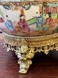 Twee Chinese Canton famille rose kommen met vergulde bronzen monturen, 19e eeuw