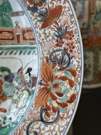 Een paar Chinese verte-Imari 'De vrouwelijke generaals van de familie Yang 楊門女將' schotels, Kangxi