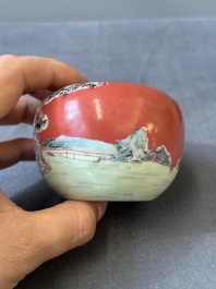 Groupe de trois objets de bureau d'&eacute;rudit en porcelaine de Chine famille rose, marque de Qianlong, 19/20&egrave;me