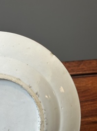 Een Chinees Canton blauw-ge&euml;mailleerd bord met verguld decor van figuren en draken, 19e eeuw