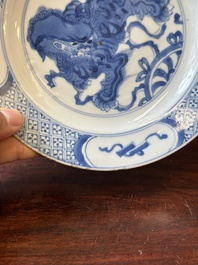 Een paar Chinese blauw-witte borden met boeddhistische leeuwen, ding merk, Kangxi