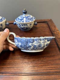 Paire de sauci&egrave;res et terrines couvertes en porcelaine de Chine en bleu et blanc, Qianlong