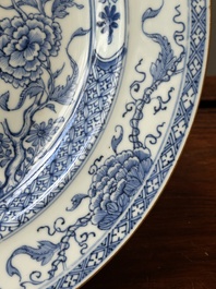 Twee Chinese blauw-witte schotels met floraal decor, Yongzheng
