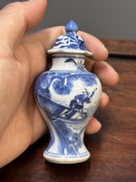 Vijf Chinese blauw-witte vazen, Kangxi