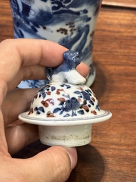 Paire de vases couverts en porcelaine de Chine en bleu, blanc et rouge de cuivre, marque de Kangxi, 19&egrave;me