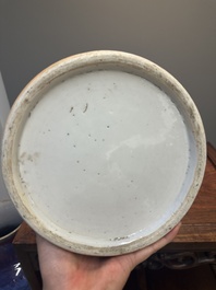 Paire de vases en porcelaine de Chine famille rose &agrave; d&eacute;cor narratif, 19&egrave;me