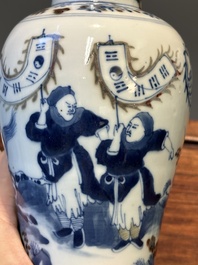 Paire de vases couverts en porcelaine de Chine en bleu, blanc et rouge de cuivre, marque de Kangxi, 19&egrave;me