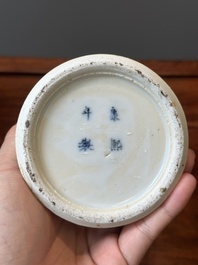 Een paar Chinese blauw-witte dekselvazen en drie potten, 19e eeuw