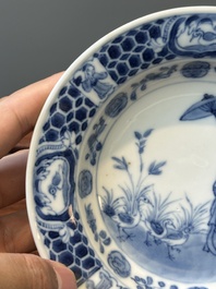 Een Chinees blauw-wit bord met 'Parasoldames' naar Cornelis Pronk, Qianlong