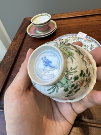 Een paar Chinese famille verte en een paar famille rose koppen en schotels, Kangxi/Yongzheng