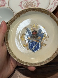 Een paar gemonogrammeerde Chinese roze-ge&euml;mailleerde borden en een paar koppen en schotels met wapendeor, Yongzheng/Qianlong