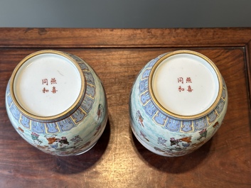 Paire de beaux vases de forme lanterne en porcelaine de Chine famille rose &agrave; d&eacute;cor des 'cent gar&ccedil;ons', marque Yan Xi Tong He 燕囍同和, R&eacute;publique