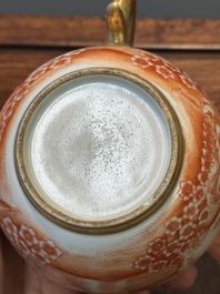 Rare th&eacute;i&egrave;re couverte en porcelaine de Chine en rouge de fer et dor&eacute; &agrave; d&eacute;cor de sc&egrave;ne europ&eacute;enne, Qianlong