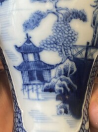 Een paar Chinese blauw-witte vazen en vier zoutvaten in blauw-wit, famille rose en Imari-stijl, Kangxi/Qianlong