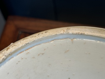 Rare vase en porcelaine de Chine en bleu et blanc &agrave; d&eacute;cor floral, Kangxi