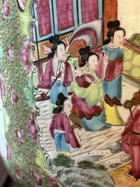 Paire de vases de forme rouleau en porcelaine de Chine famille rose de Canton, 19&egrave;me