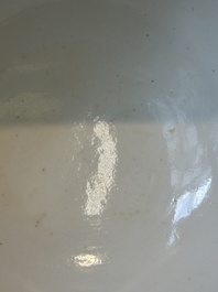 Een Chinese famille rose kom met sgraffito groene fondkleur, Qianlong merk en periode