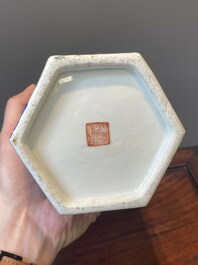 Paire de rares porte-chapeaux en porcelaine de Chine famille rose sur fond bleu &agrave; d&eacute;cor de 'huit immortels', marque et &eacute;poque de Tongzhi