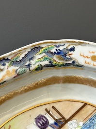 Een ovale Chinese Canton famille rose kom met figuratief decor, 19e eeuw