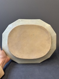 Un plat armori&eacute; et une assiette aux armes de De Heere pour le march&eacute; hollandais en porcelaine de Chine, Qianlong