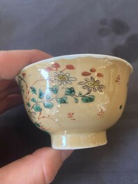 Twee paar Chinese famille verte koppen en schotels, Kangxi