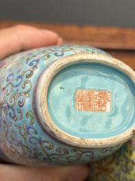 Een Chinese famille rose dubbele vaas met floraal decor, Qianlong merk, 19e eeuw