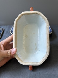 Une soupi&egrave;re couverte sur son support en porcelaine de Chine famille rose &agrave; d&eacute;cor mandarin et une th&eacute;i&egrave;re couverte, Qianlong