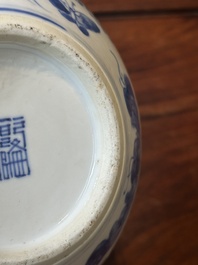 Een paar Chinese blauw-witte dekselvazen en drie potten, 19e eeuw