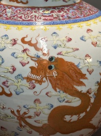Paire de vases de forme bouteille en porcelaine de Chine famille rose &agrave; d&eacute;cor de dragons, Tongzhi/Guangxu