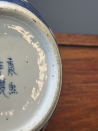 Een paar Chinese blauw-witte dekselvazen en drie potten, 19e eeuw