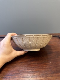 Een grote Chinese Yixing steengoed kom met reli&euml;fdecor, Qianlong merk, 18/19e eeuw