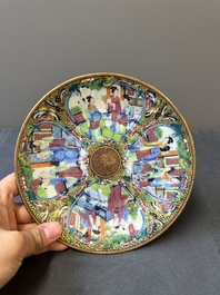 Une paire d'assiettes en porcelaine de Chine en bleu et blanc surd&eacute;cor&eacute; en Canton, une assiette aux gar&ccedil;ons jouant et une assiette ajour&eacute;e, 19&egrave;me