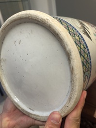 Paire de vases en porcelaine de Chine famille rose &agrave; d&eacute;cor narratif, 19&egrave;me
