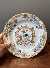 Paire de plats en porcelaine de Chine famille rose &agrave; d&eacute;cor d'antiquit&eacute;s, Yongzheng