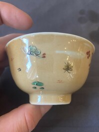 Twee paar Chinese famille verte koppen en schotels, Kangxi