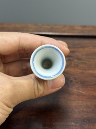 Deux coupes &agrave; pied et quatre vases miniatures de forme 'gu' en porcelaine de Chine en bleu et blanc, Kangxi