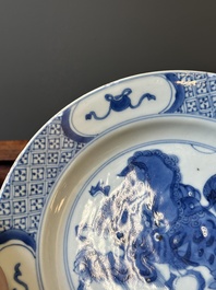 Een paar Chinese blauw-witte borden met boeddhistische leeuwen, ding merk, Kangxi