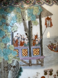 Paire de beaux vases de forme lanterne en porcelaine de Chine famille rose &agrave; d&eacute;cor des 'cent gar&ccedil;ons', marque Yan Xi Tong He 燕囍同和, R&eacute;publique