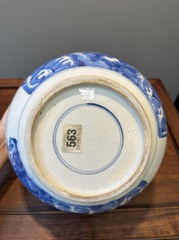 Een Chinese blauw-witte kom met mythische dieren, Kangxi