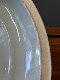 Een Chinese Canton famille rose dekselterrine  met bijbehorend bord, 19e eeuw