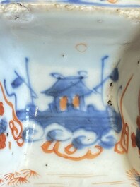 Een paar Chinese blauw-witte vazen en vier zoutvaten in blauw-wit, famille rose en Imari-stijl, Kangxi/Qianlong